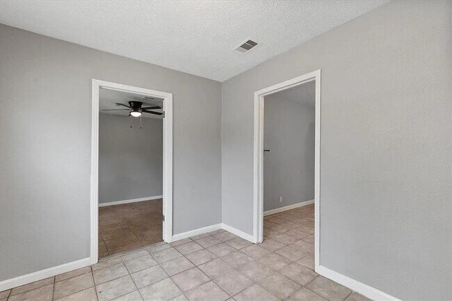 Building Photo - 9033 Oak Knoll Ln