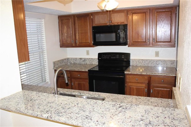 Building Photo - 728 Creekwood Ct