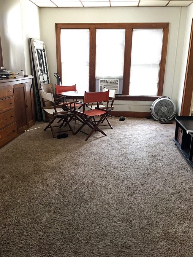 Dining Rm - 109 E Prentiss St