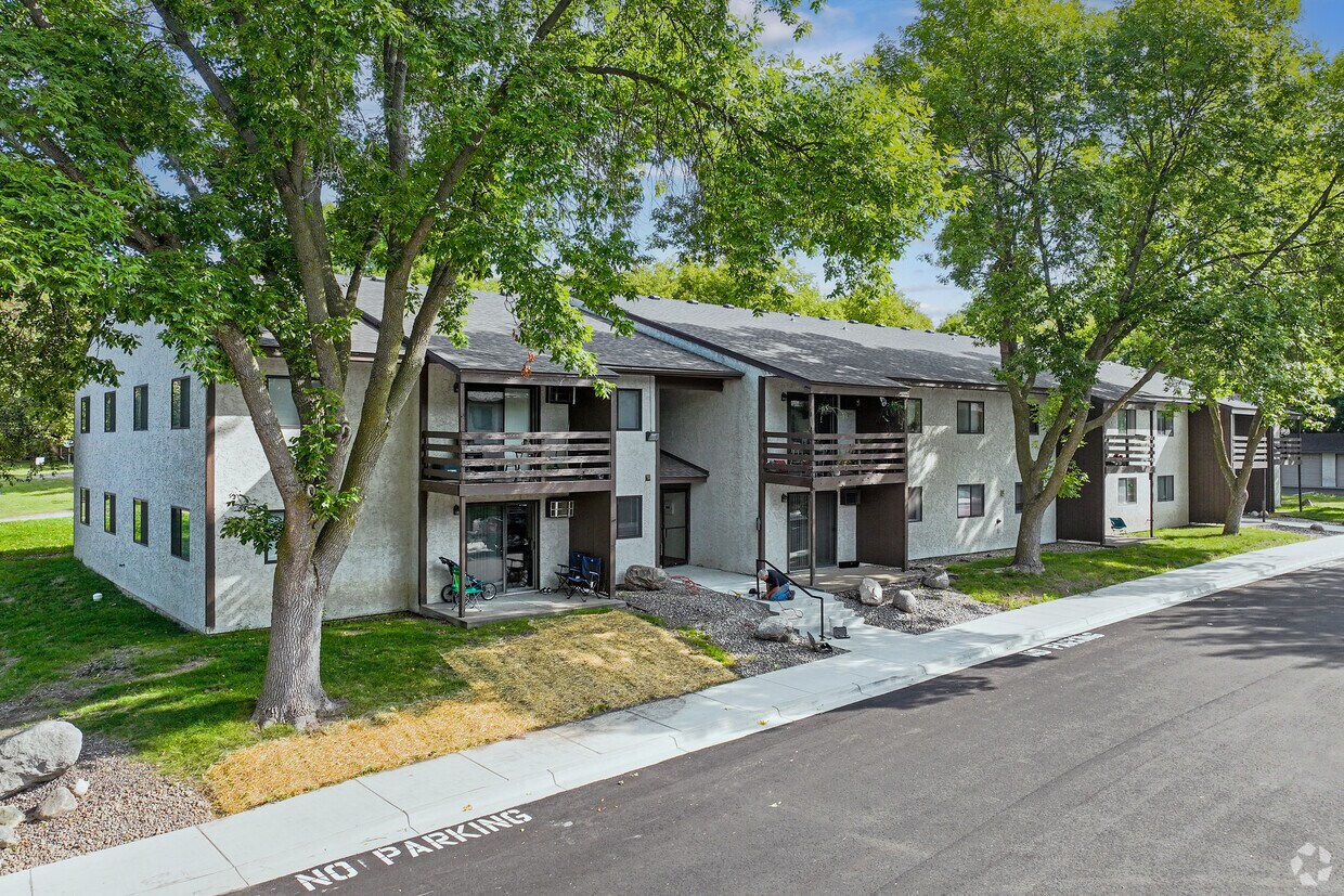 Maple Tree Villa Apartments Apartments in Buffalo, MN