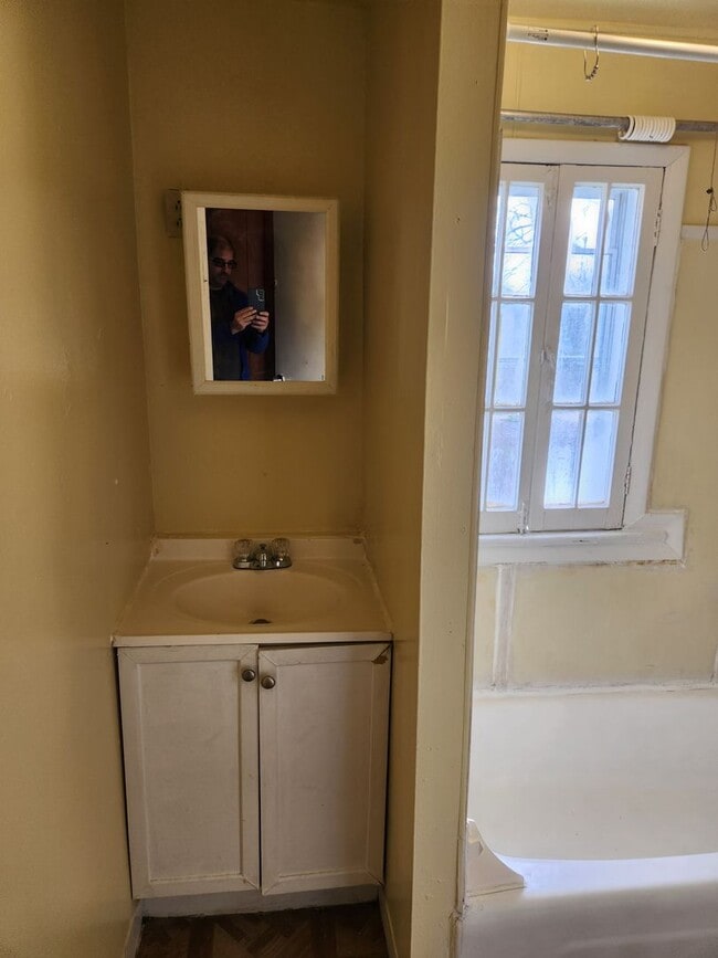 Building Photo - Large 3 Bedroom 2 Full Bath w/Large Side &...