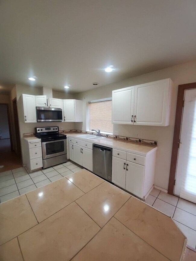 Foto del edificio - 3 br, 2.5 bath House - 8307 Harrington Lan...