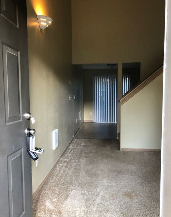 Building Photo - Large 2 bed 1.5bath townhouse with Garage
