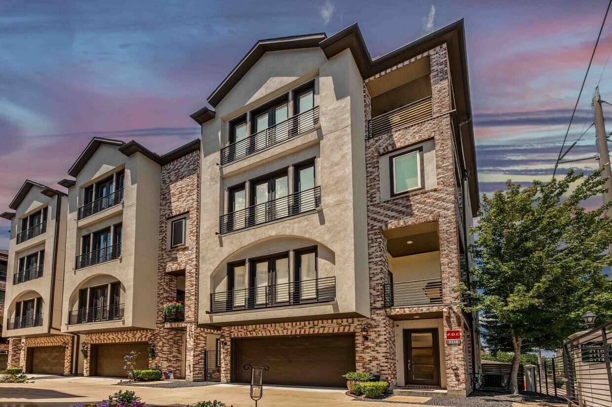 Primary Photo - Luxury End Unit Rental with Elevator, Down...