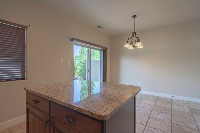 Building Photo - Upgraded 3 Bedroom Townhome in Desirable Southgate Community