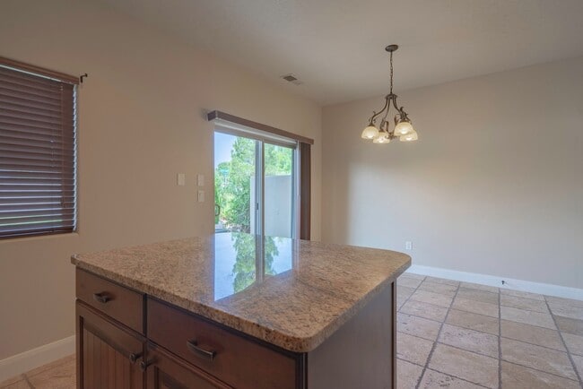 Building Photo - Upgraded 3 Bedroom Townhome