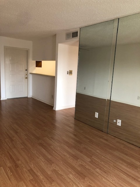 Foto principal - 2830 S Bartell Dr