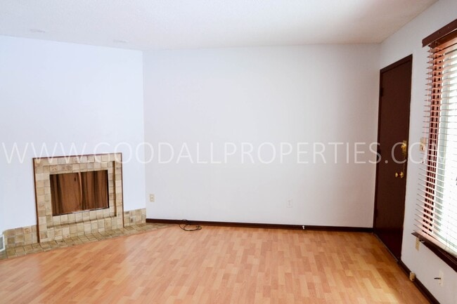 Building Photo - 2 Bedroom One Bath Duplex with garage