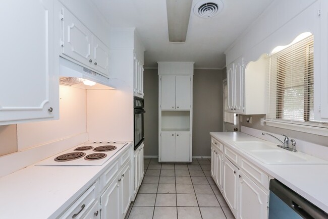 Building Photo - Refreshed 4 Bed in Brandon