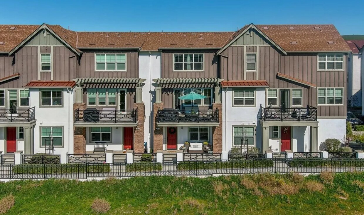 Primary Photo - Jordan Ranch Townhouse 4 bed / 3.5 bath, G...