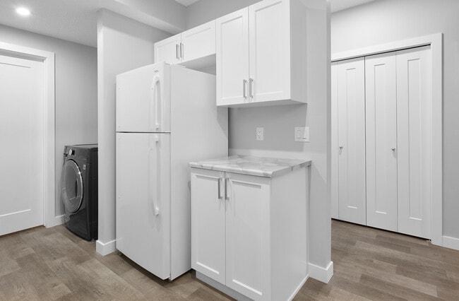 Building Photo - 1358 Erker Cres NW