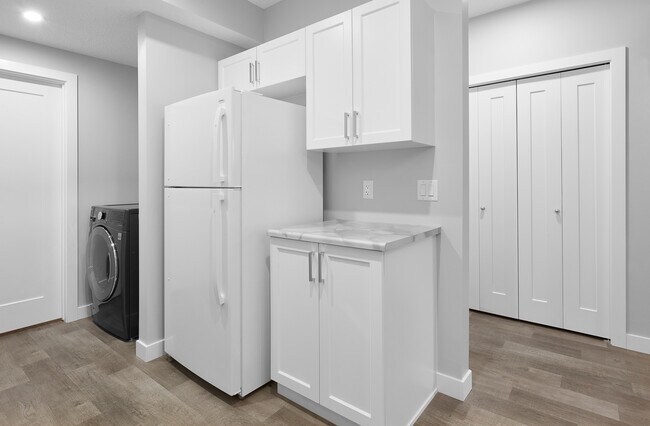 Photo du bâtiment - 1358 Erker Cres NW