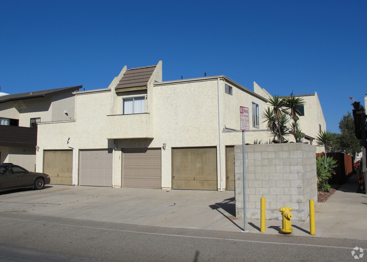Building Photo - 5000 Nautilus St