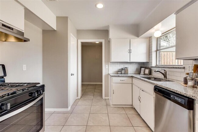 Foto del edificio - 4221 Fernwood Dr