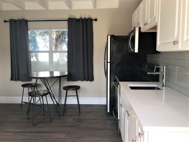 Building Photo - Croissant Park Cutie! Furnished 1/1 Availa...
