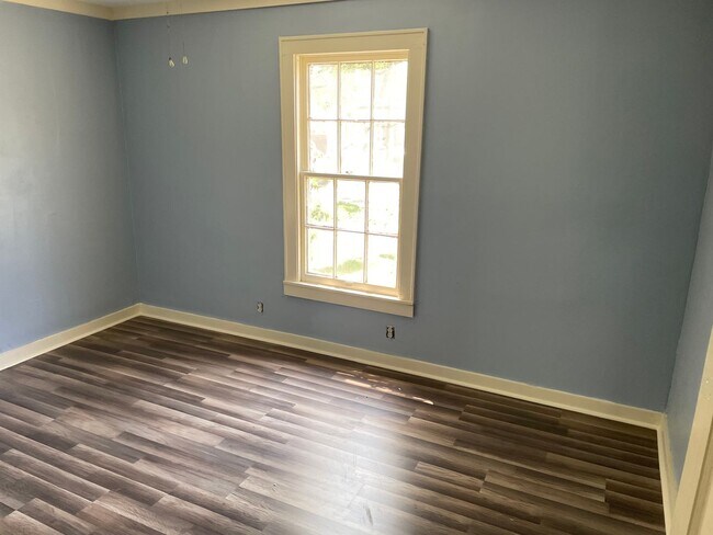 Building Photo - Remodeled Waterside Home
