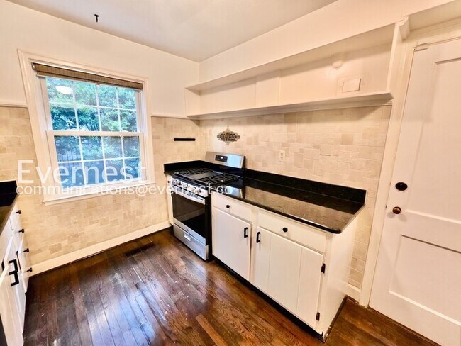 Building Photo - 2 Bed/1 Bath Condo with Modern Amenities / Available Now!