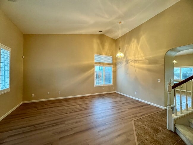 Building Photo - Spacious 3 Bedroom 3 Full Bathrooms Available Now!