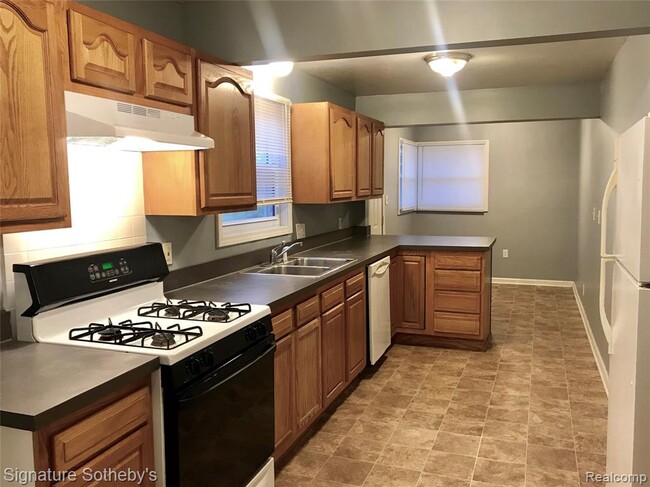 Kitchen - 46 W Bernhard Ave