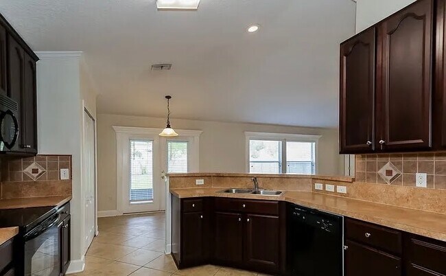 Foto del edificio - 2732 Woodsdale Dr
