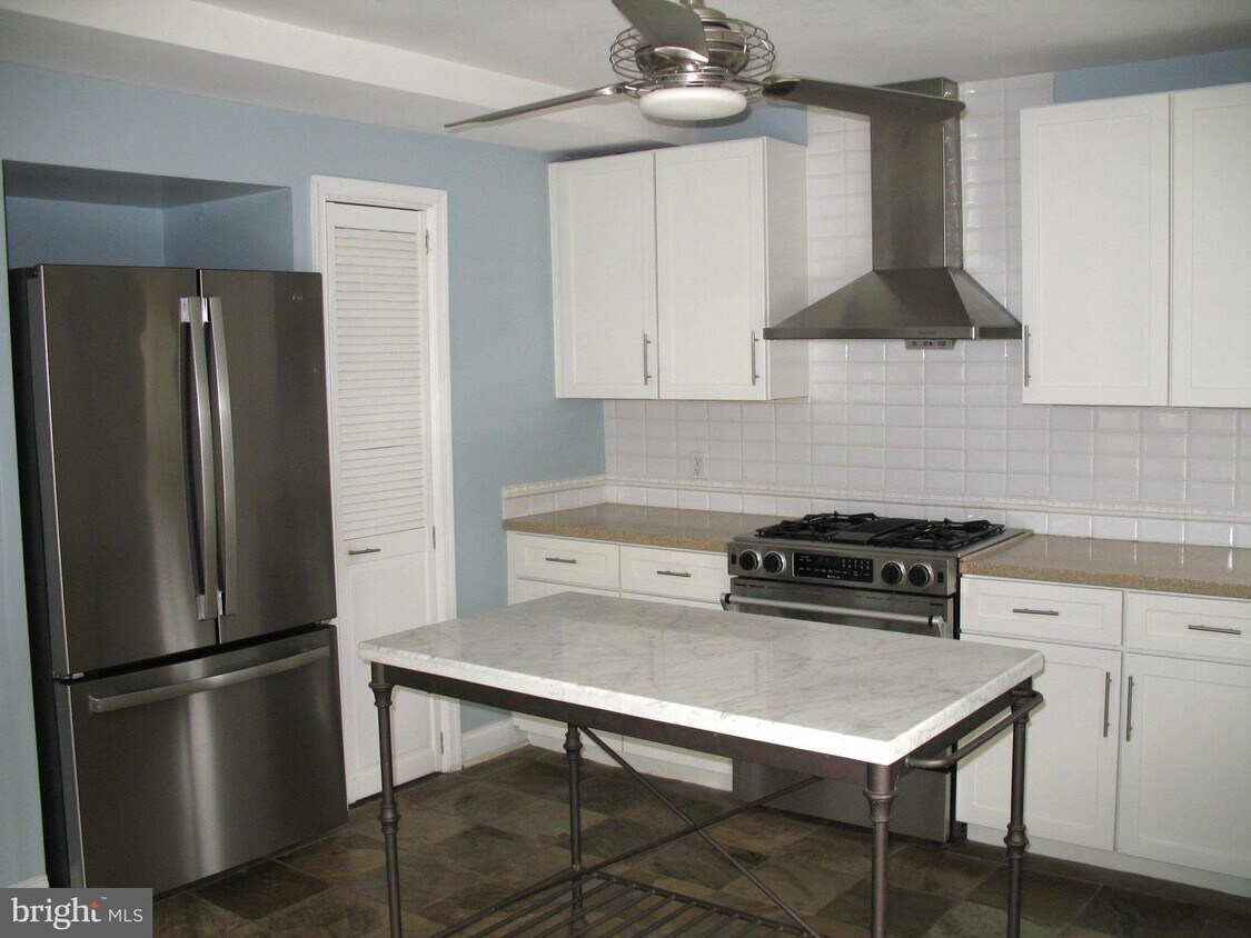 Primary Photo - 5010 Rugby Ave