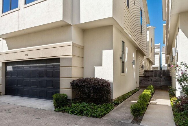 Building Photo - 94 N Hutcheson St