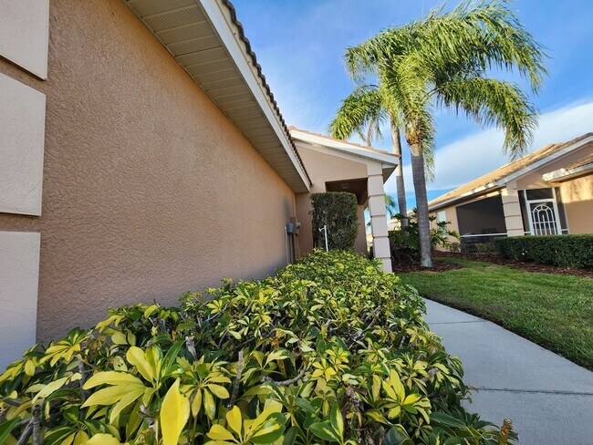 Front Bushes - 8323 Eagle Isles Pl House