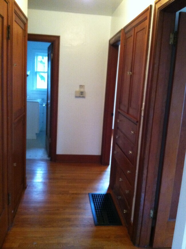 Más espacio de almacenamiento en el armario del pasillo - 201 W Lawrence St