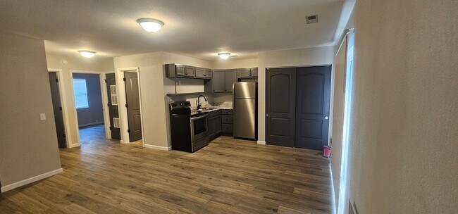 Foto del edificio - Renovated 2 Bedroom Apartment on Lake Treeline