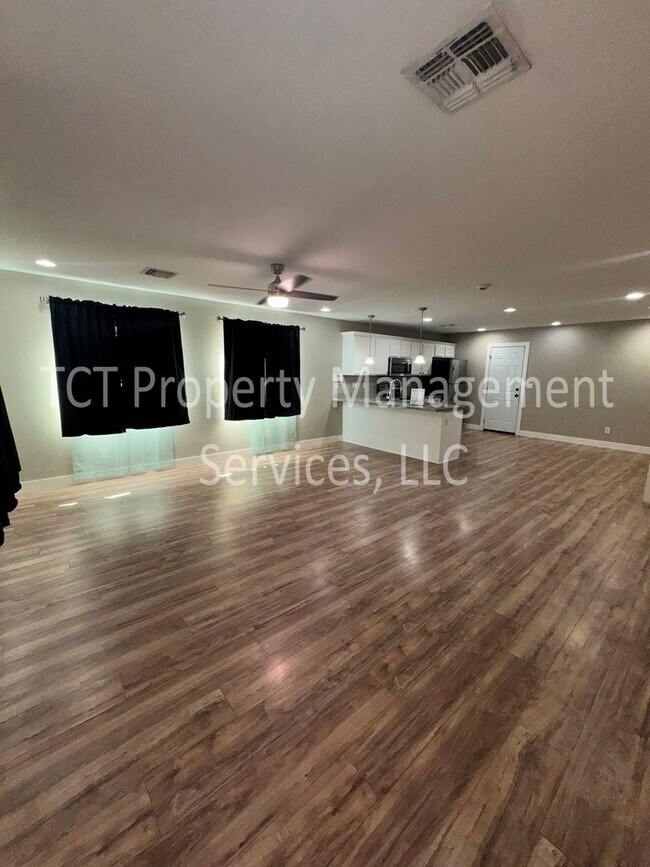 Foto del edificio - Newly Renovated Home With NO HOA on Large Lot