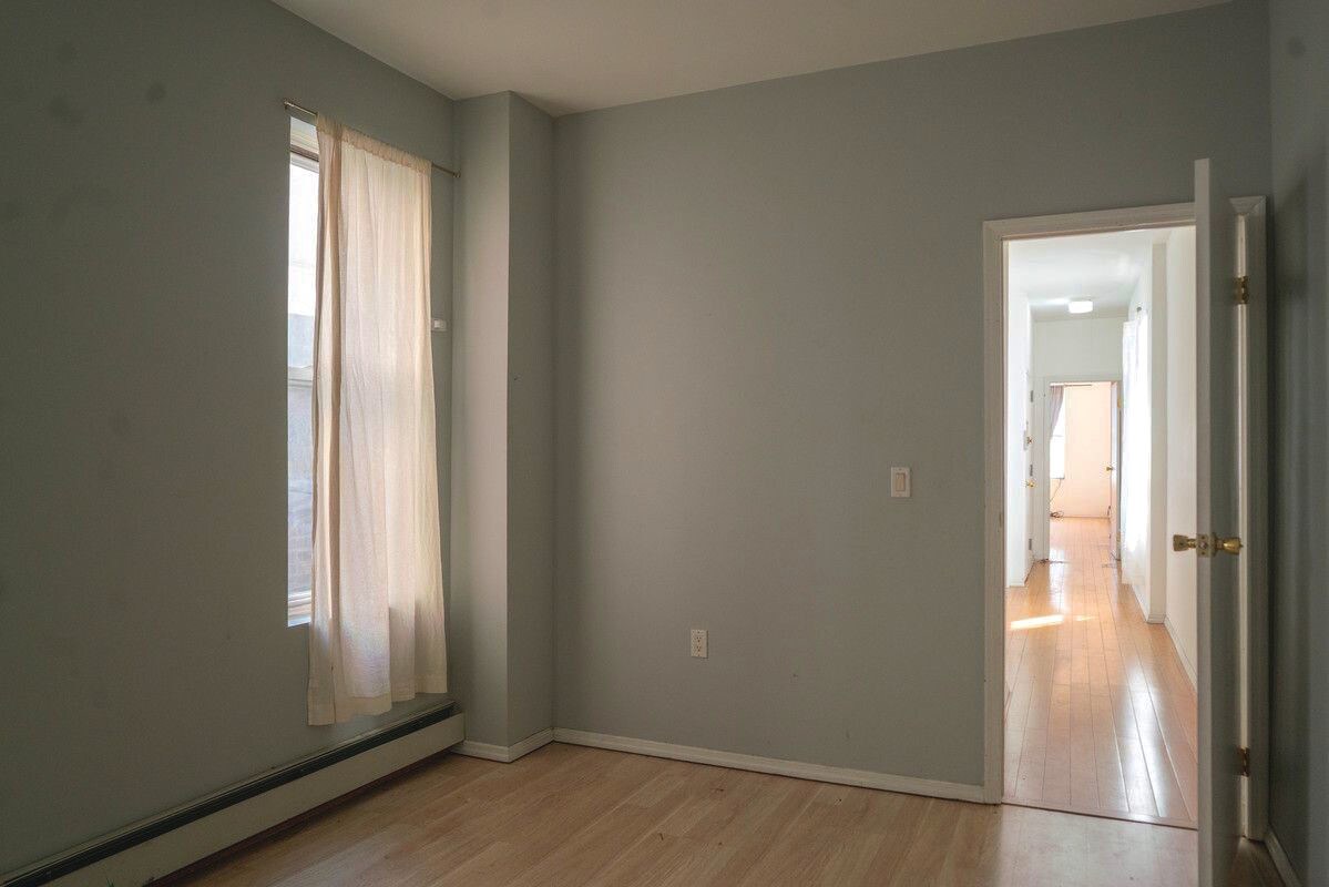 Foto del edificio - 221 Montrose Ave