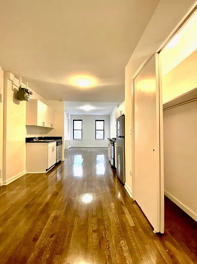 Building Photo - E 89 ST
