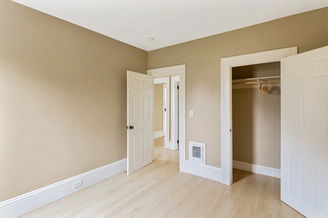 Building Photo - #825 Full room in Oakland 3-bed / 1.0-bat