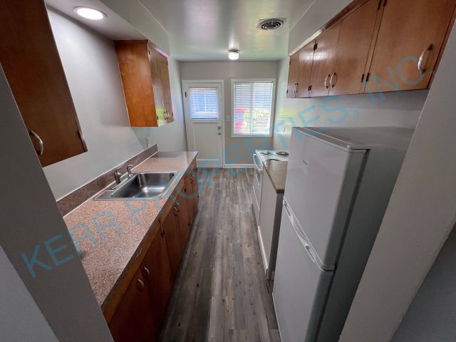 Foto del edificio - Charming 1-Bedroom Gem with Modern Comfort...