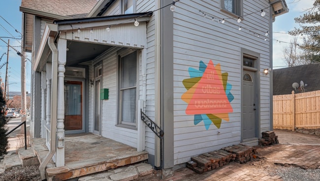 Building Photo - 615 W 10th St