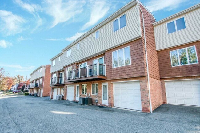 Building Photo - 31 Sherwood Ct
