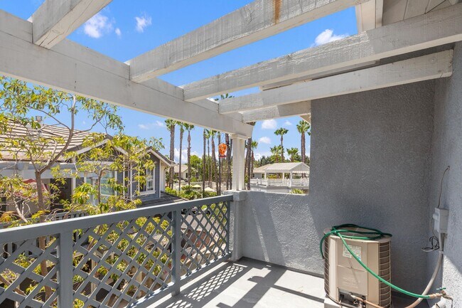 Building Photo - Welcome home to this cozy 2 bedroom townho...