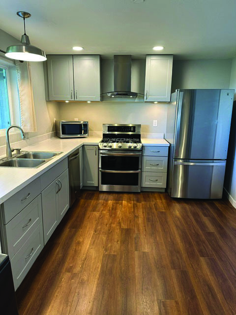 Full modern kitchen with double oven. - 7079 Engineers Rd