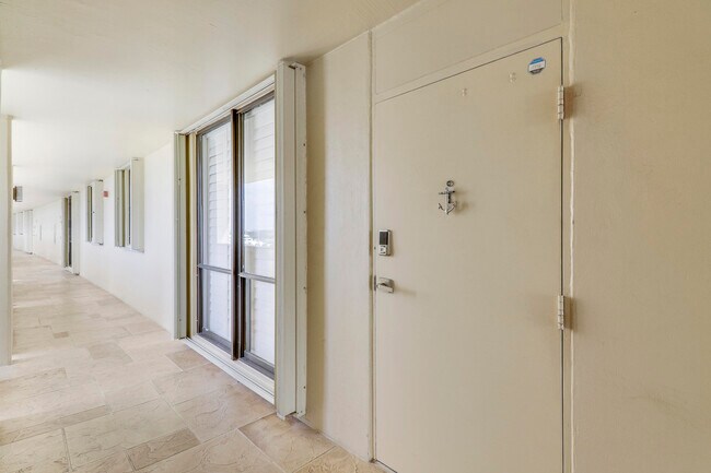 Foto del edificio - 130 Lakeshore Dr