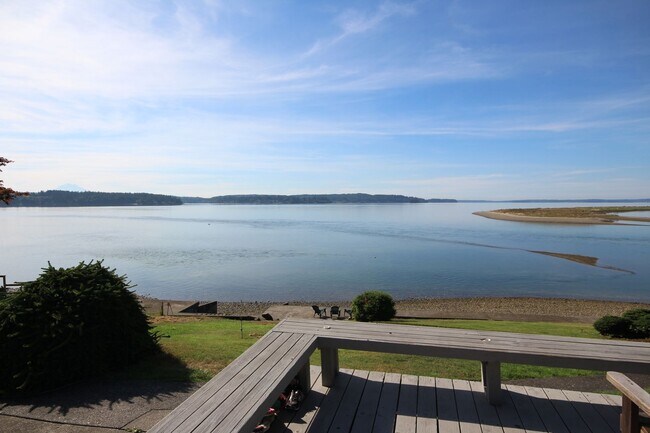 Foto del edificio - Fully Furnished Waterfront Cabin In Gig Ha...