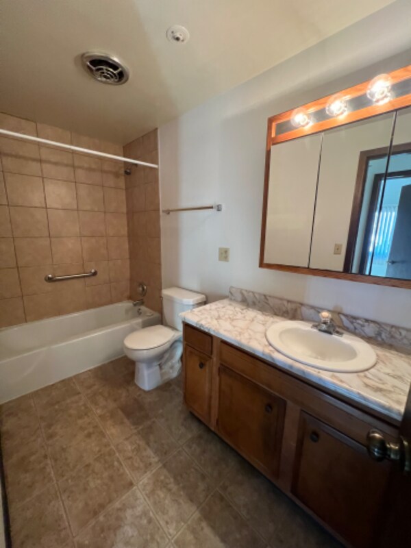 708 S Prairie Ave Unit 1 and 2 beds, Sioux Falls, SD 57104 Room for