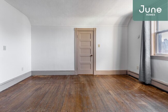 Building Photo - ROOM ONLY in 3-bed/1.0-bath Home