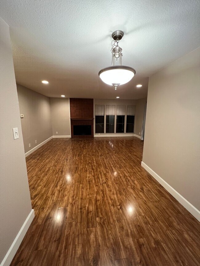 Foto del edificio - 2400 Shadow Ln
