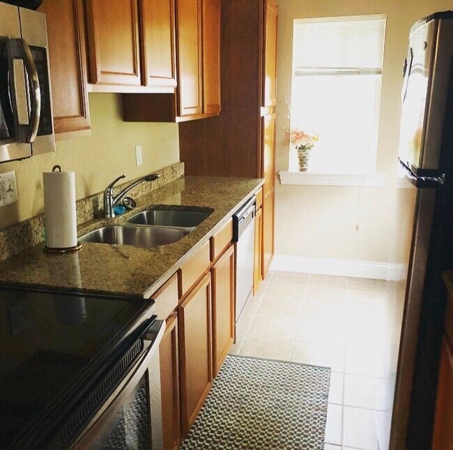 Foto del edificio - FALL 2026! 1 Bedroom Condominium just blocks from Kinnick and UIHC