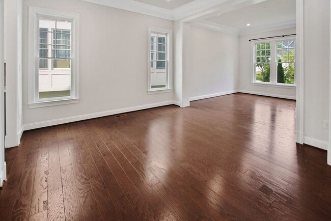 Building Photo - 5 Bed 4.5 Bath - Bethesda Single Family - ...