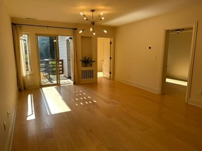 Building Photo - Epic REA- Serene 2 BR/1 BA Flat w/Private Deck & Yard in Lone Mountain