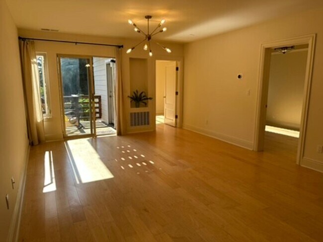 Foto del edificio - Epic REA- Serene 2 BR/1 BA Flat w/Private Deck & Yard in Lone Mountain