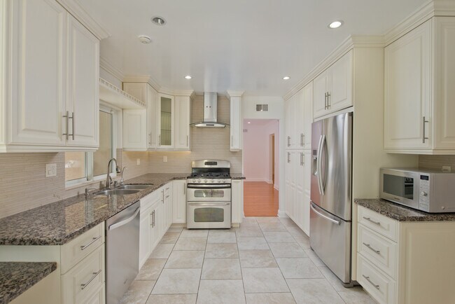 Building Photo - 3532 Green Vista Dr