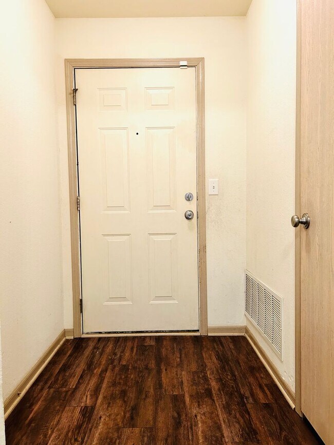 Foto del edificio - 2 Bedroom Apartment, Great Location!