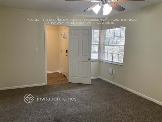 Building Photo - 984 Oak Dr